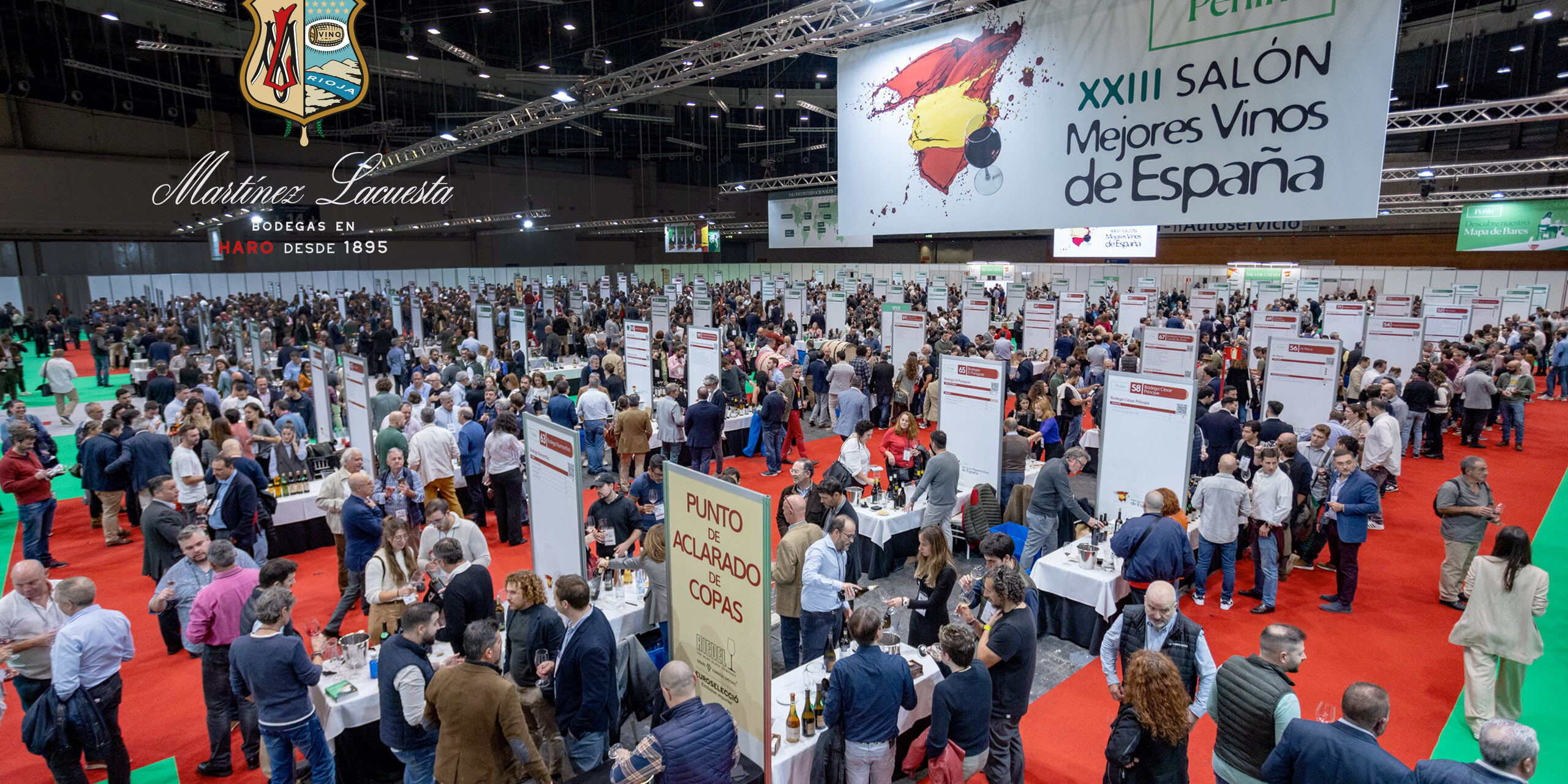 Panorámica del XXIII Salón Mejores Vinos de España repleto de personas.